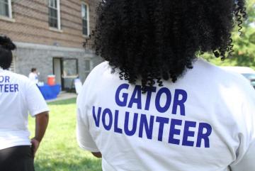 A volunteer wearing a Gator Volunteer shirt