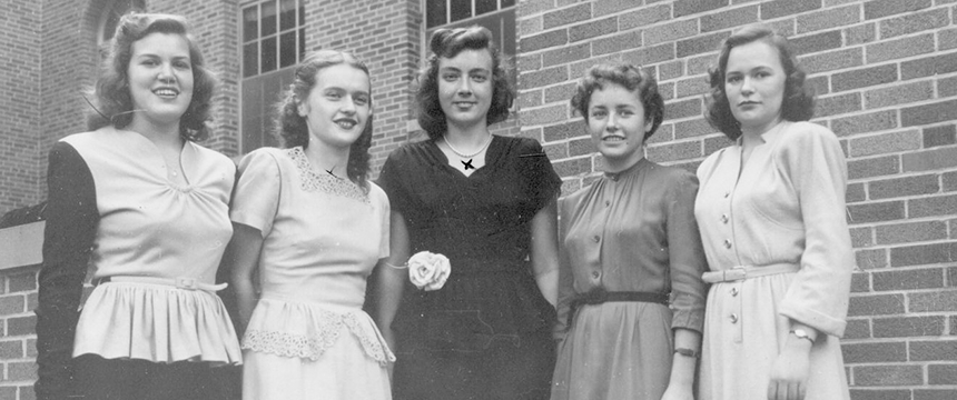 5 female students pose for a group photo in the 1950s