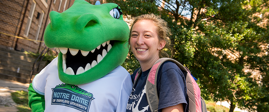 Gabby the Gator mascot with a student on undergraduate  Move-In Day